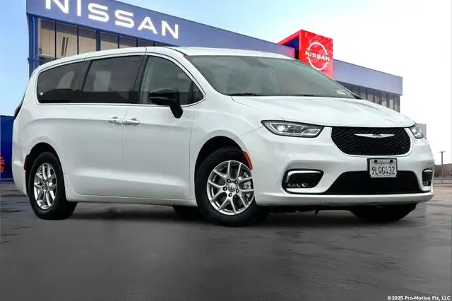 2024 Chrysler Pacifica Touring L's photo