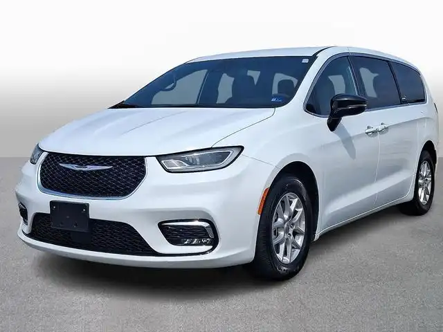 2025 Chrysler Pacifica Select's photo
