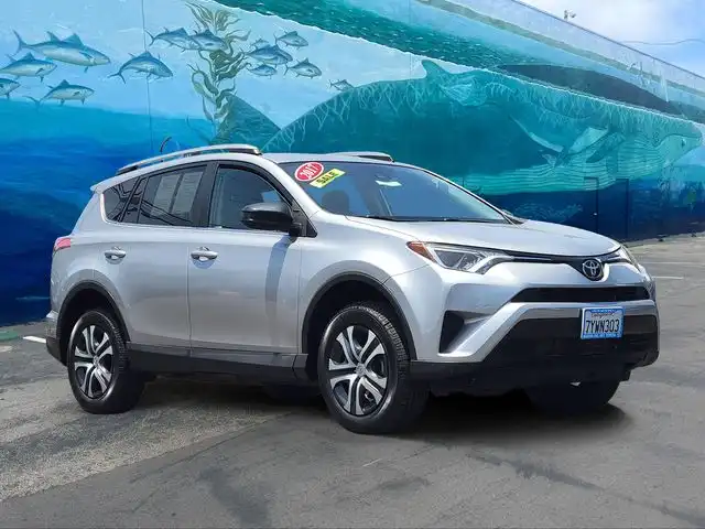 2017 Toyota RAV4 LE's photo