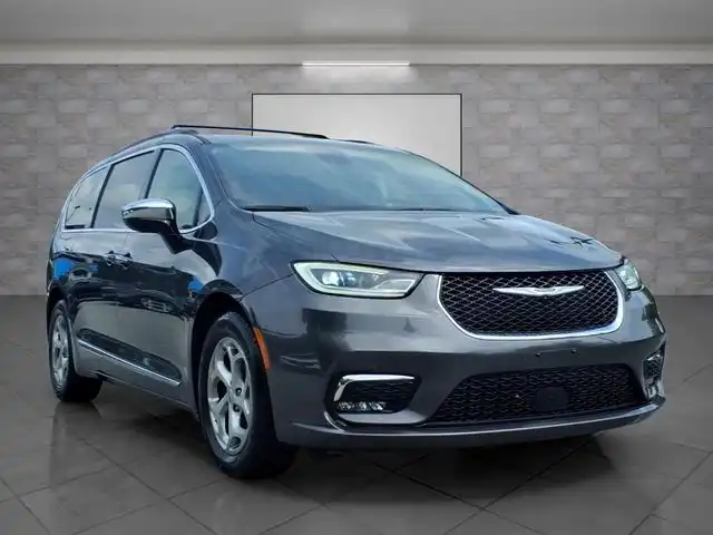 2023 Chrysler Pacifica Limited's photo