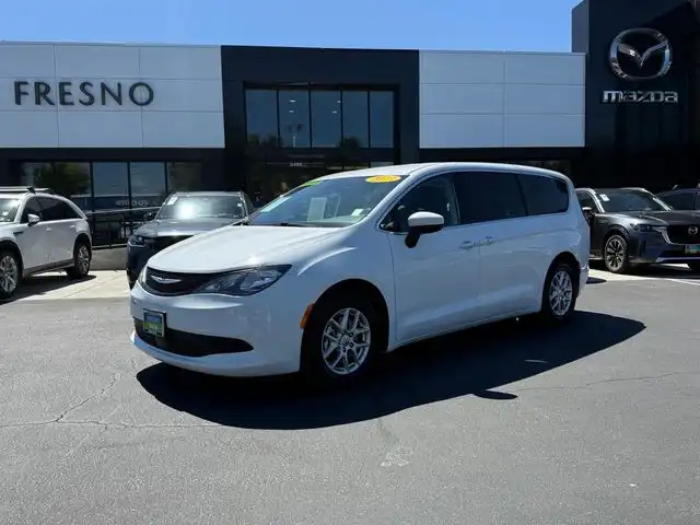 2023 Chrysler Voyager LX's photo