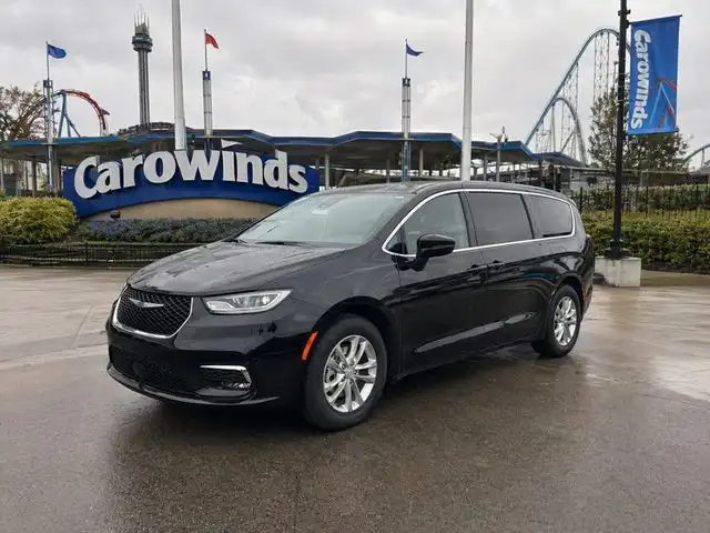 2026 Chrysler Pacifica Select's photo