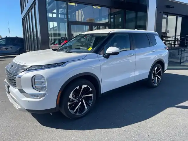 2022 Mitsubishi Outlander SE FWD's photo