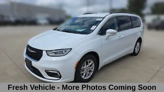 2022 Chrysler Pacifica Touring L's photo