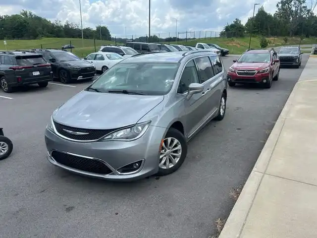 2019 Chrysler Pacifica Touring L's photo