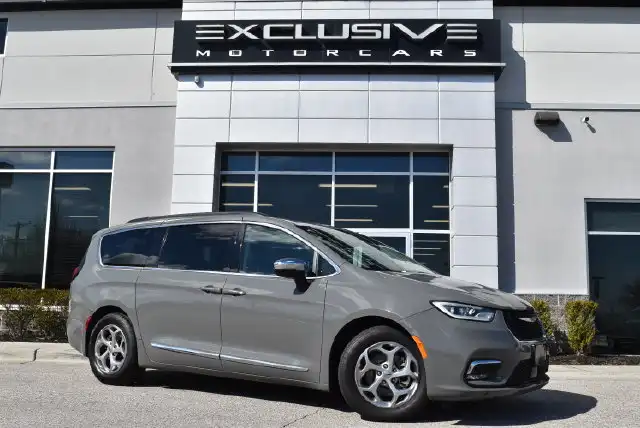 2023 Chrysler Pacifica Limited's photo