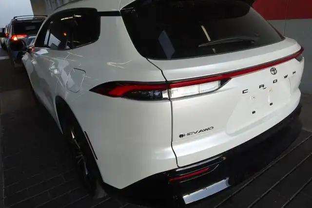 2025 Toyota Crown Signia XLE AWD's photo