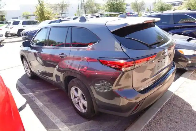 2020 Toyota Highlander LE Hybrid 4x4's photo