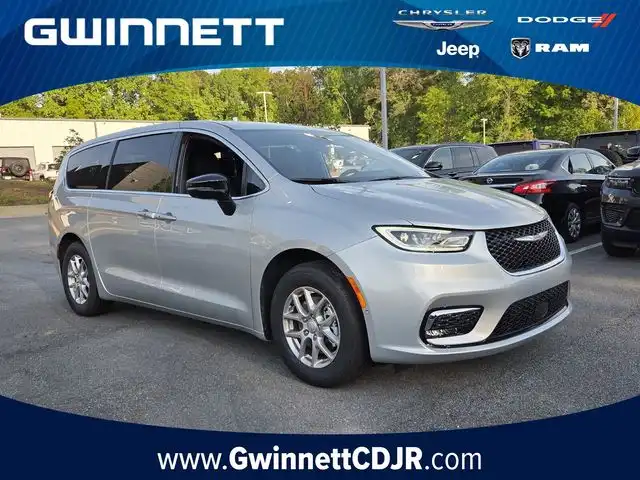 2026 Chrysler Pacifica Select's photo