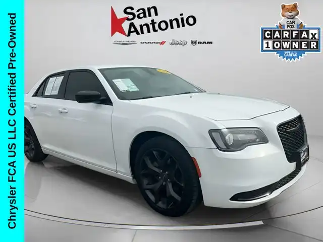 2023 Chrysler 300 Touring's photo