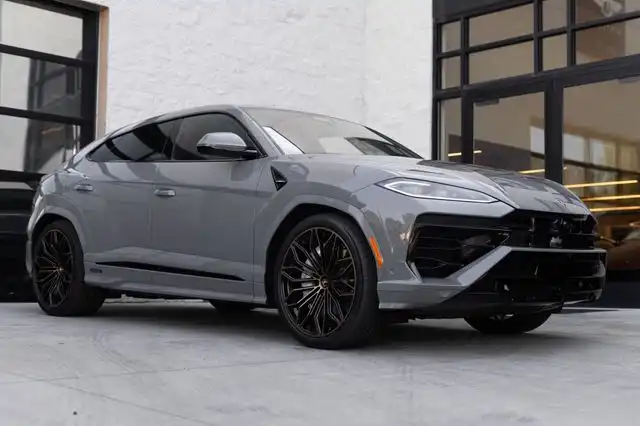2026 Lamborghini Urus 4.0 PHEV V8 SE's photo