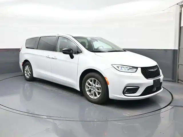 2024 Chrysler Pacifica Touring L's photo