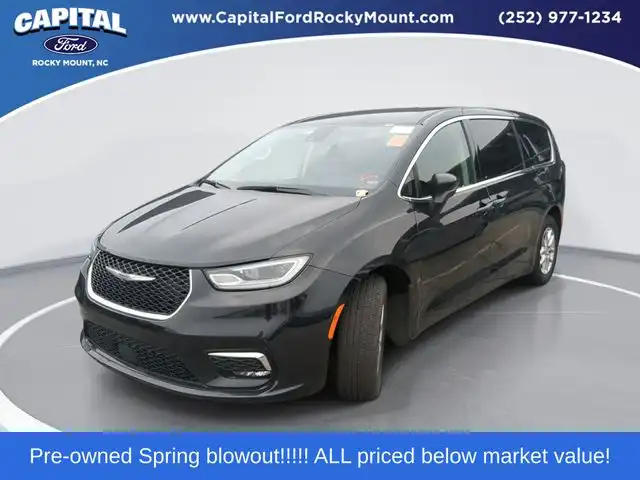 2023 Chrysler Pacifica Touring L's photo