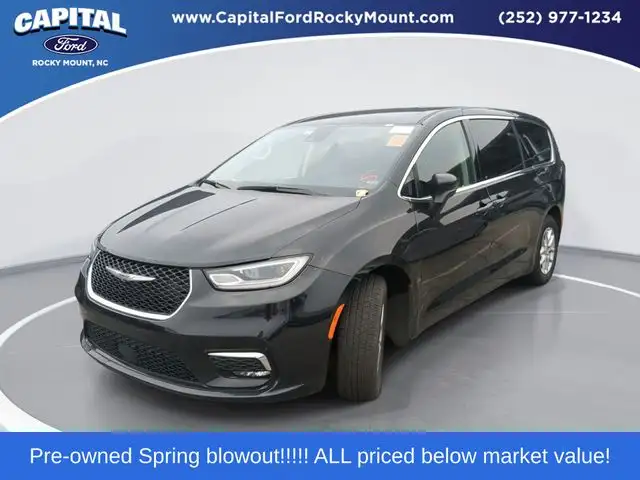 2023 Chrysler Pacifica Touring L's photo