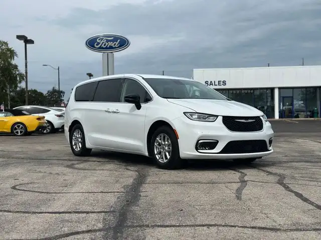 2024 Chrysler Pacifica Touring L's photo