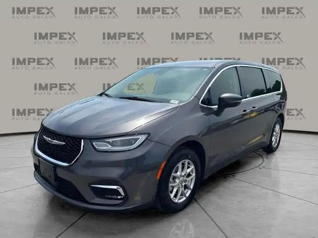 2023 Chrysler Pacifica Touring L's photo