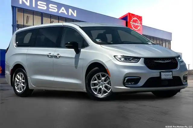 2024 Chrysler Pacifica Touring L's photo