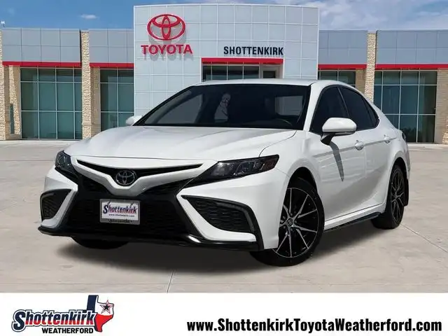 2023 Toyota Camry SE's photo
