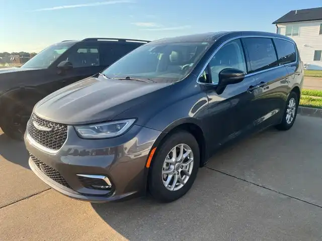 2023 Chrysler Pacifica Touring L's photo