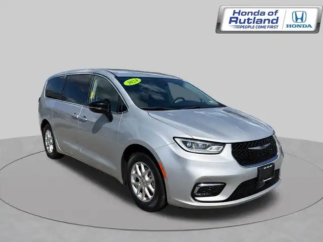 2024 Chrysler Pacifica Touring L's photo