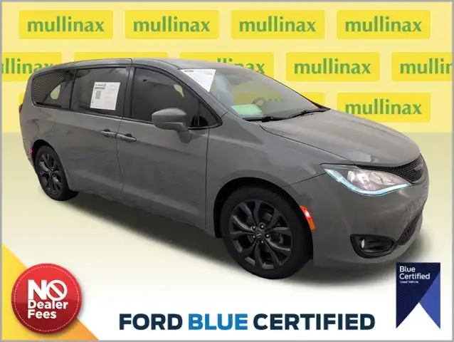 2020 Chrysler Pacifica Touring's photo