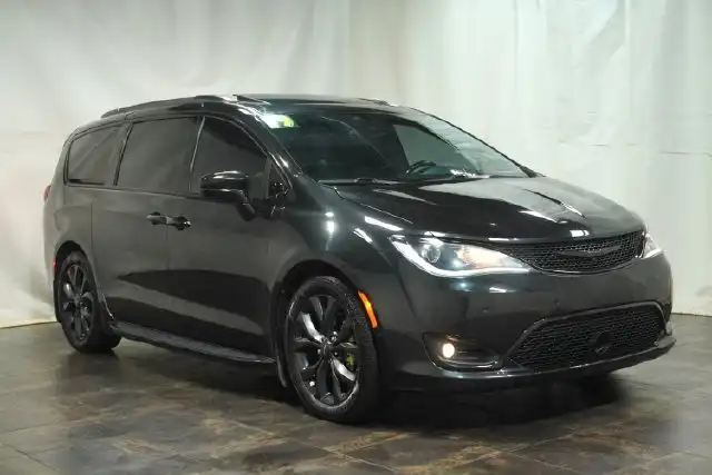 2019 Chrysler Pacifica Touring L Plus 35th Anniversary's photo