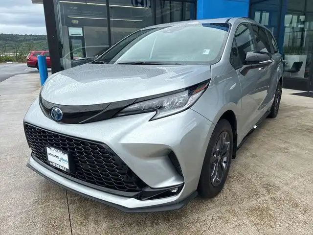 2025 Toyota Sienna XSE 7-Passenger Hybrid AWD's photo