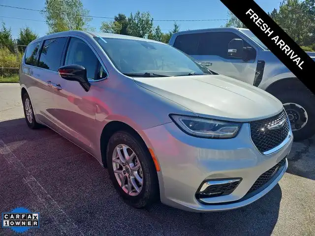 2024 Chrysler Pacifica Touring L's photo