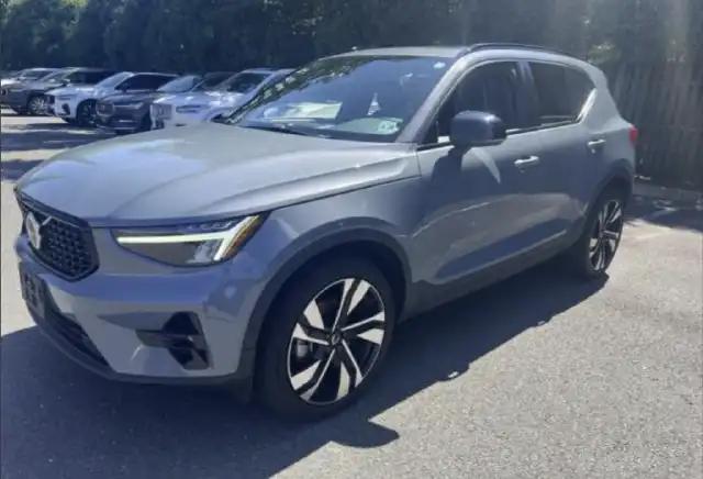 2023 Volvo XC40 B5 Plus Dark AWD's photo