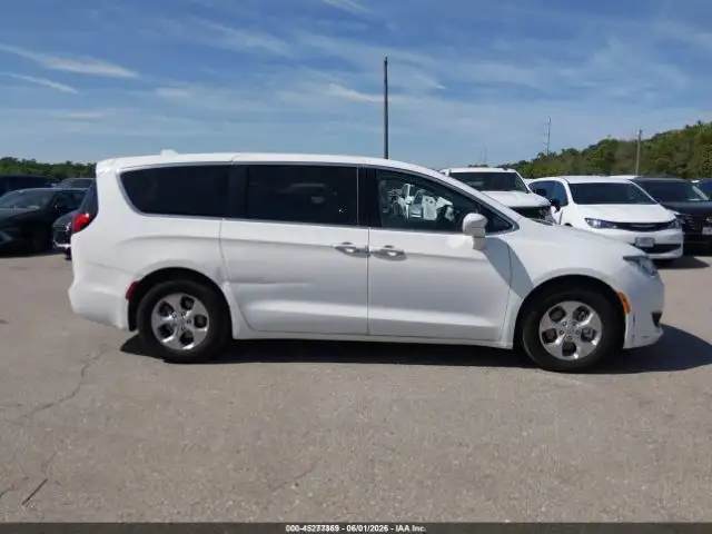 2019 Chrysler Pacifica Hybrid Touring Plus's photo