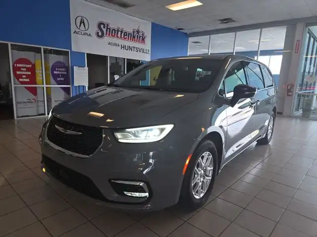 2025 Chrysler Pacifica Select's photo