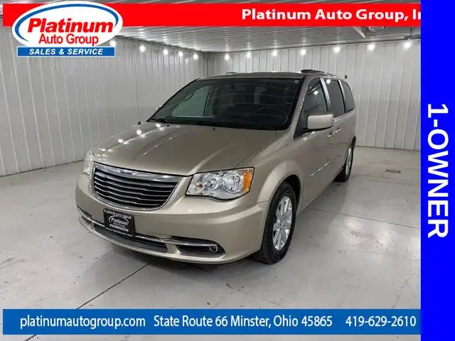 2014 Chrysler Town & Country Touring's photo