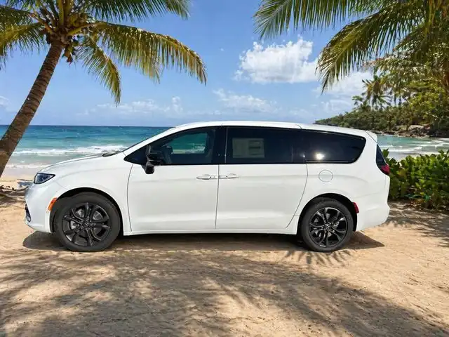 2026 Chrysler Pacifica Select AWD's photo