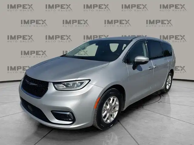 2023 Chrysler Pacifica Touring L's photo