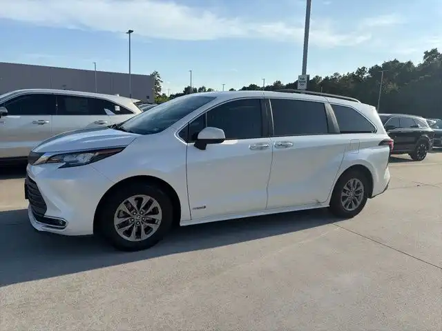 2021 Toyota Sienna XLE 8-Passenger Hybrid FWD's photo