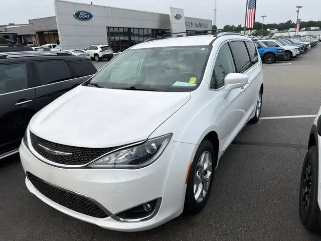 2017 Chrysler Pacifica Touring-L Plus's photo