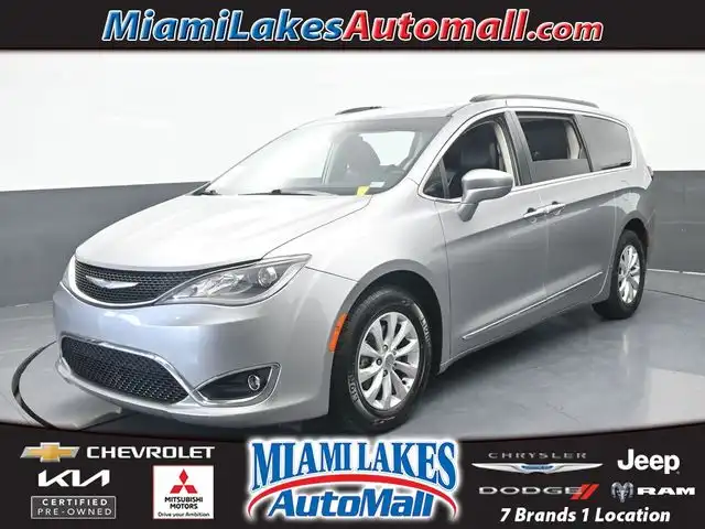 2017 Chrysler Pacifica Touring-L's photo
