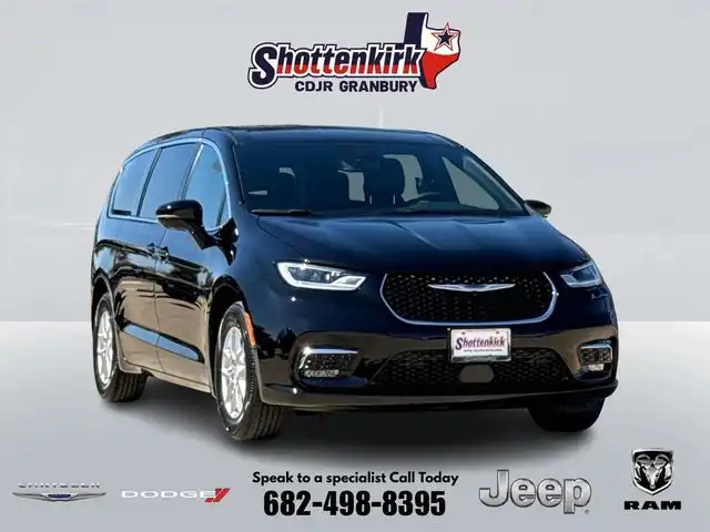 2026 Chrysler Pacifica Select's photo
