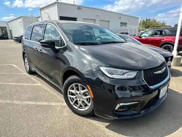 2023 Chrysler Pacifica Touring L's photo