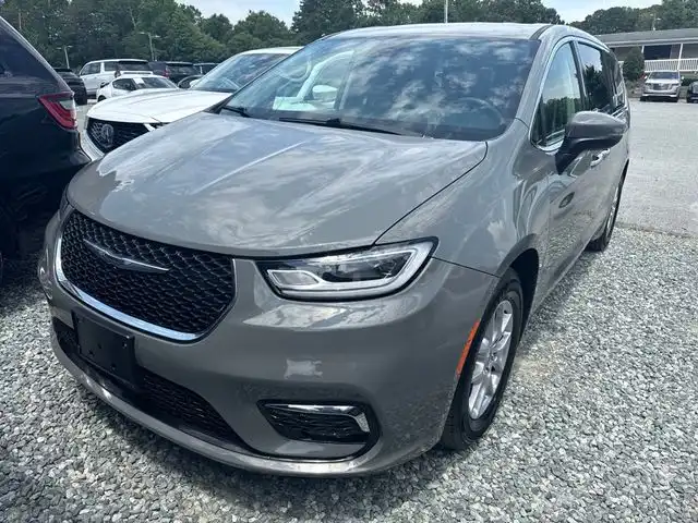 2023 Chrysler Pacifica Touring L's photo
