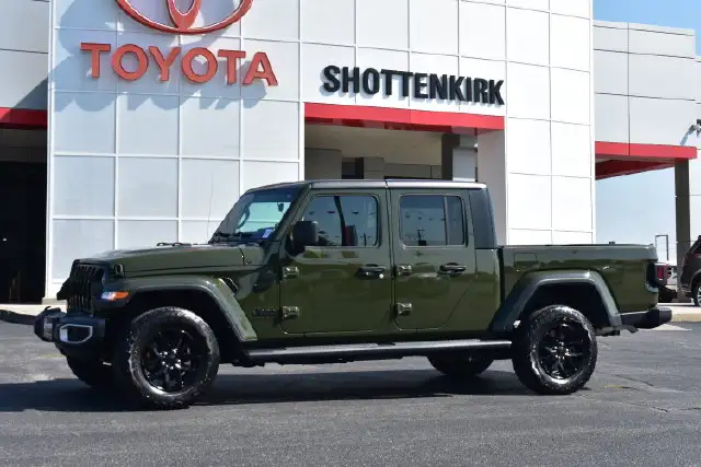 2023 Jeep Gladiator Sport S's photo