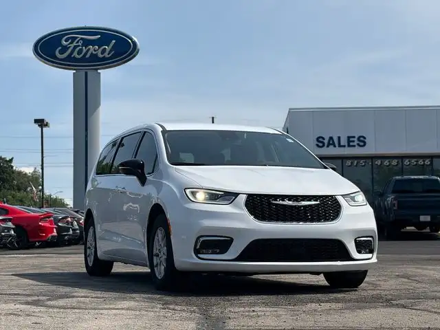 2024 Chrysler Pacifica Touring L's photo