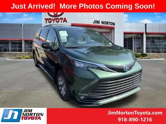 2025 Toyota Sienna XLE 7-Passenger Hybrid FWD's photo
