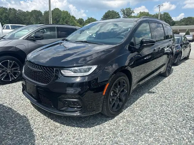 2025 Chrysler Pacifica Limited's photo