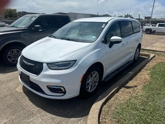 2023 Chrysler Pacifica Touring L's photo