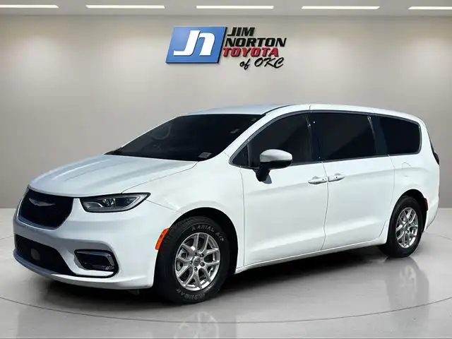 2023 Chrysler Pacifica Touring L's photo