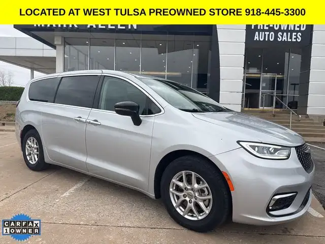 2024 Chrysler Pacifica Touring L's photo