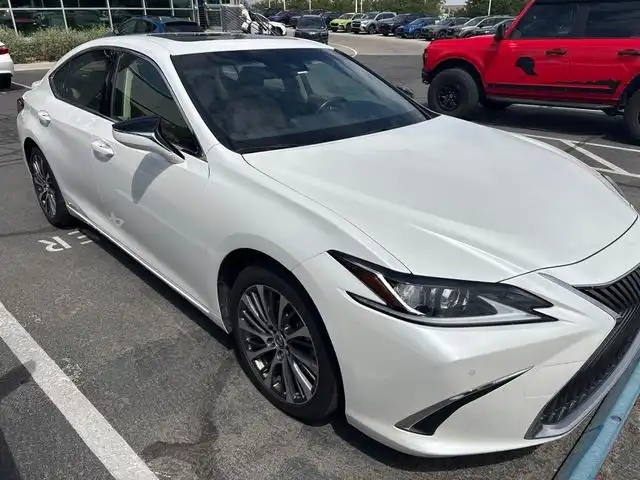 2019 Lexus ES 300h 300h's photo