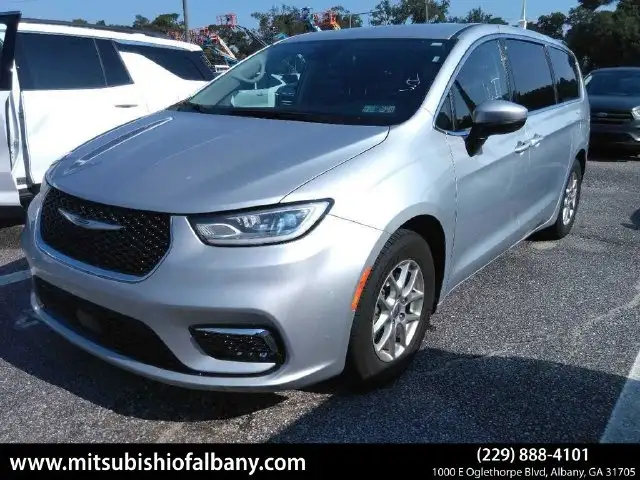 2023 Chrysler Pacifica Touring L's photo