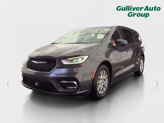 2023 Chrysler Pacifica Touring L's photo